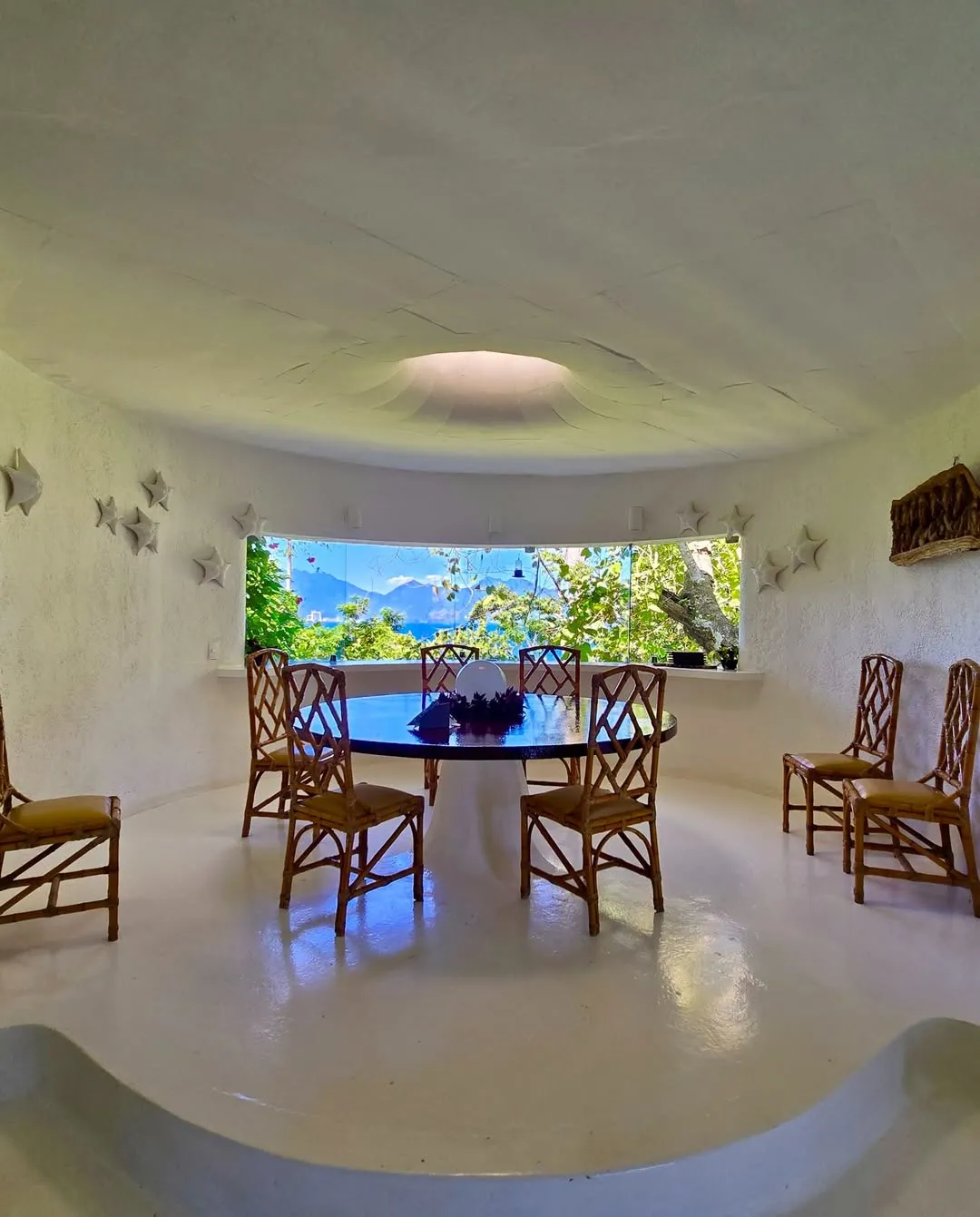 Sala de jantar circular com vista para o mar