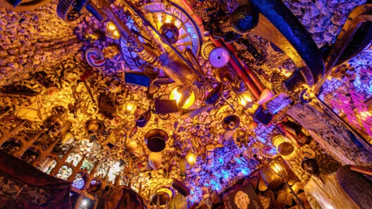 Teto e decoração imersiva do salão do Marius Degustare, no Rio de Janeiro