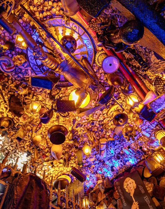 Teto e decoração imersiva do salão do Marius Degustare, no Rio de Janeiro