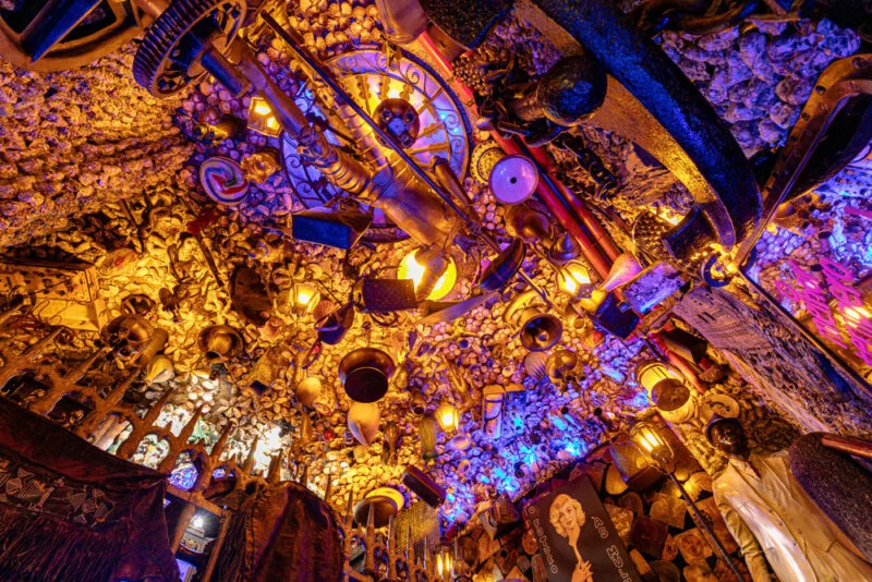 Teto e decoração imersiva do salão do Marius Degustare, no Rio de Janeiro