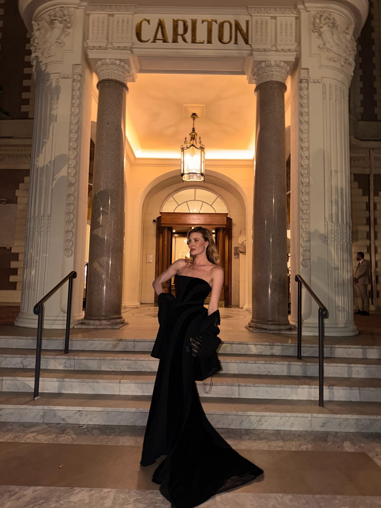 Vestido preto na escadaria do Hotel Carlton, em Cannes, à noite