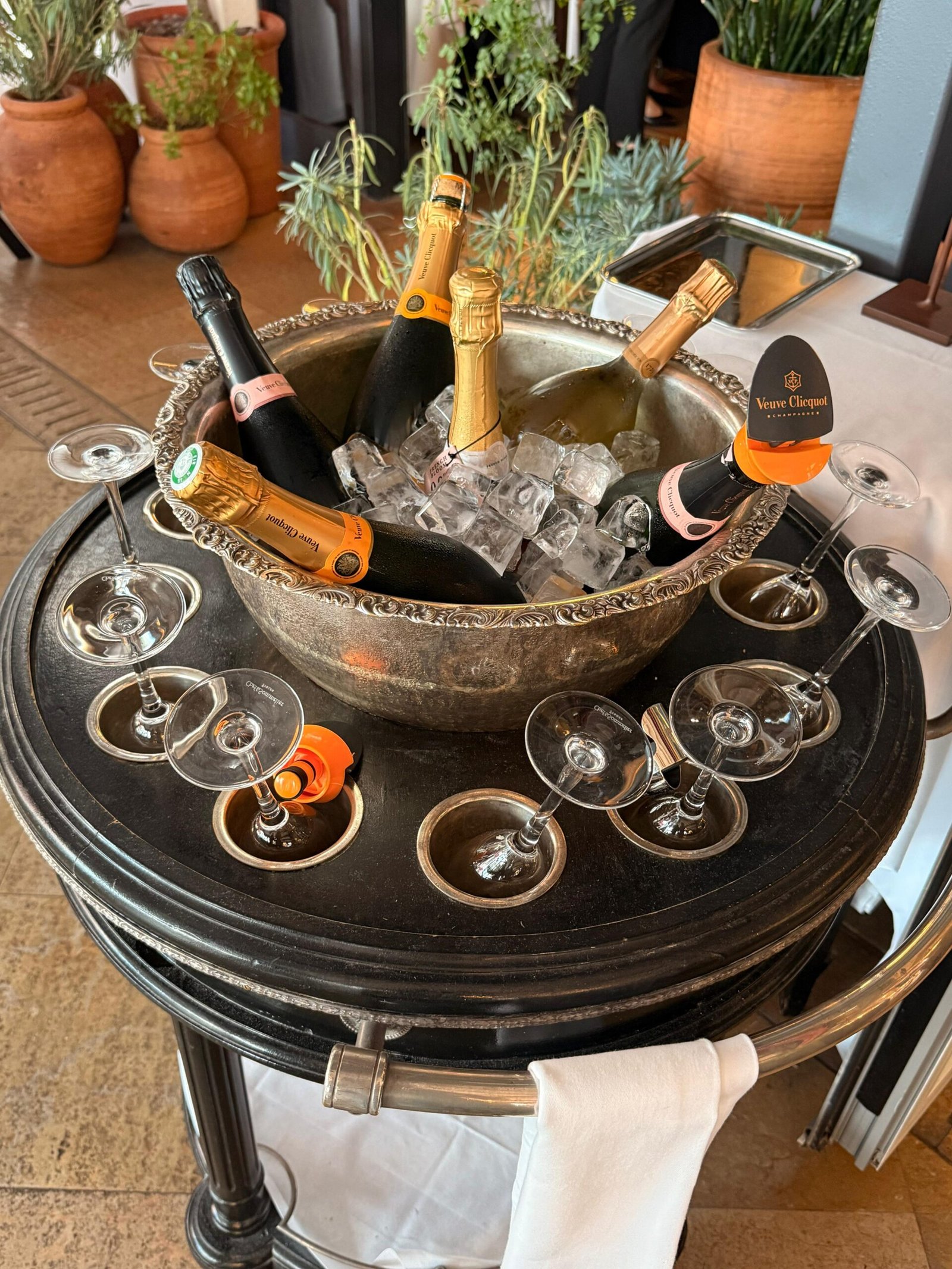 Champanhes Veuve Clicquot resfriando em balde de gelo em terraço de Cannes