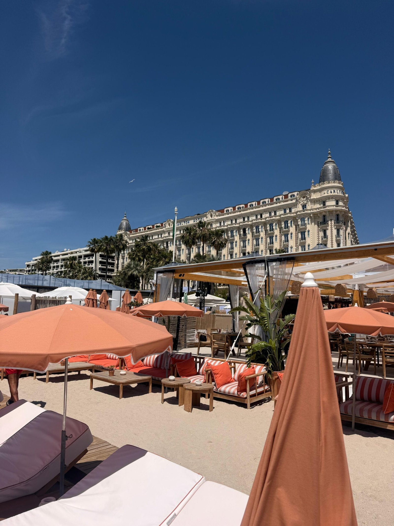 Vista da praia do Carlton com guarda-sóis laranjas em Cannes