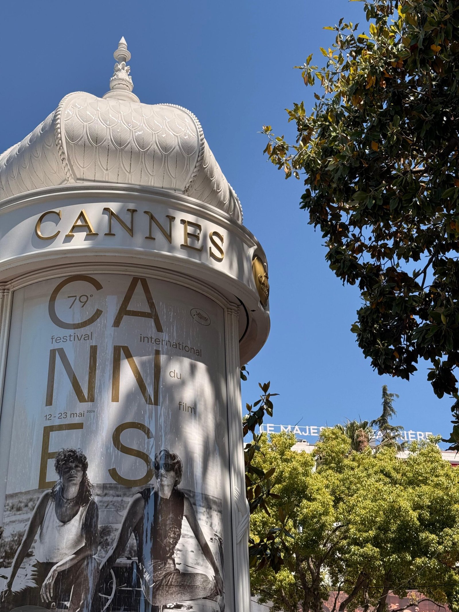Totem do Festival de Cannes 2026 com cartaz oficial
