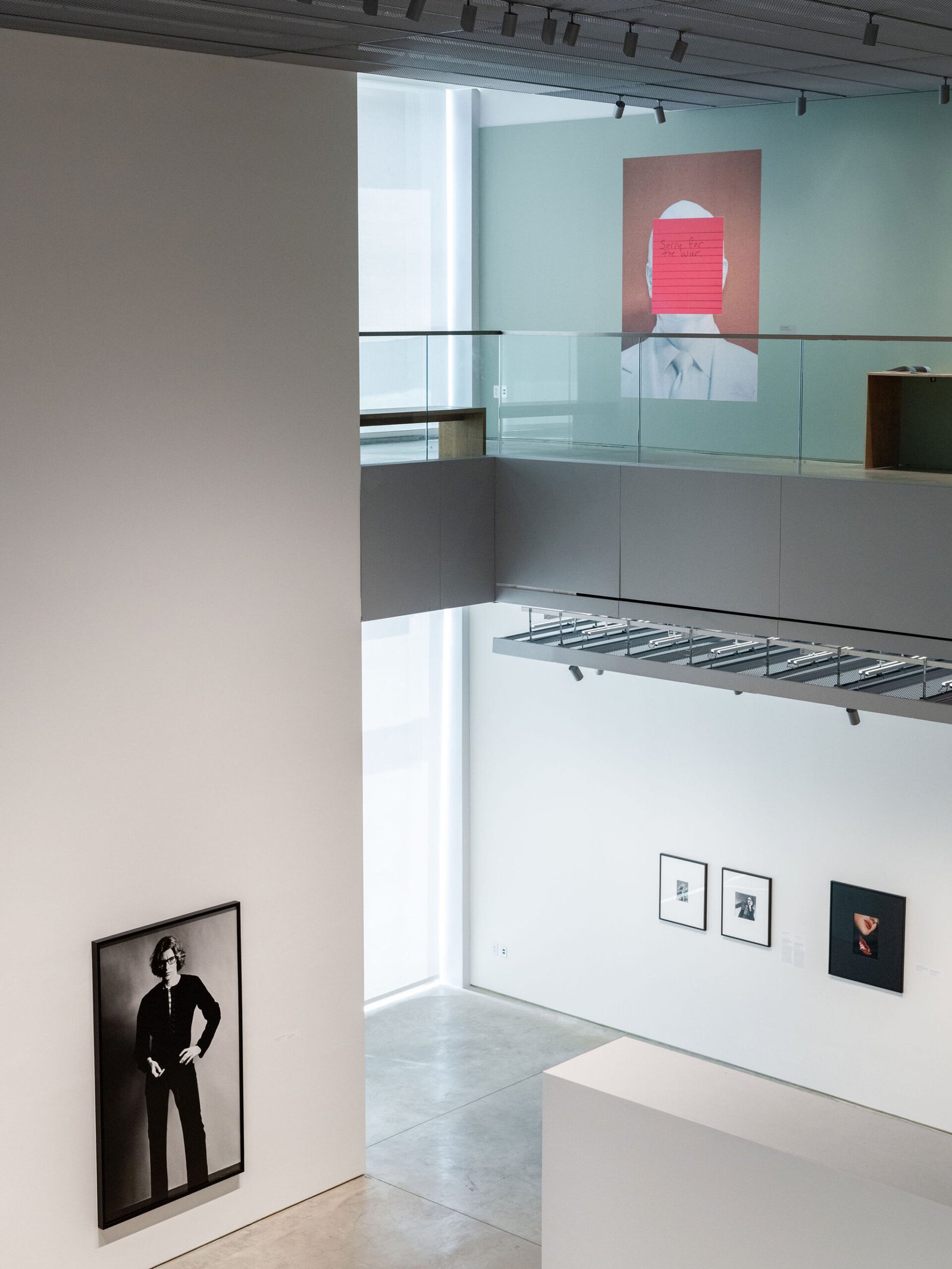Vista da instalação da exposição Yves Saint Laurent and Photography no ICP