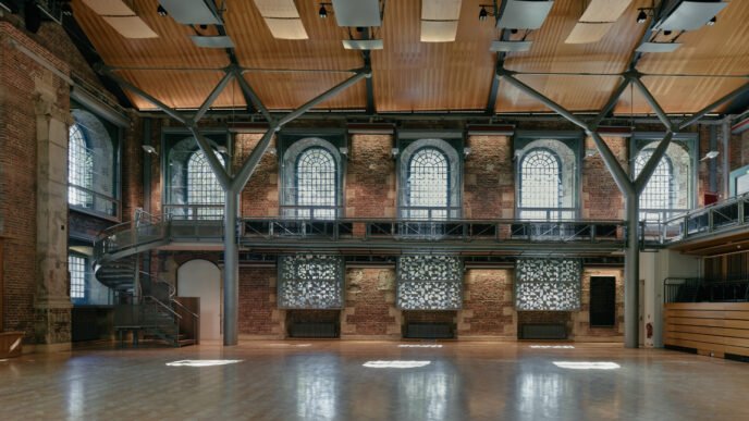 Salão renovado de LSO St Luke's, sede da London Symphony Orchestra em Londres