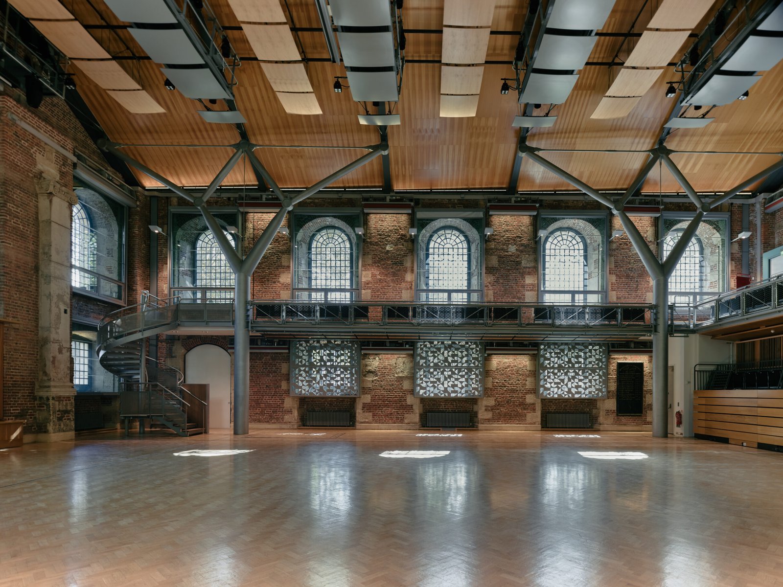 Fachada renovada de LSO St Luke's em Londres