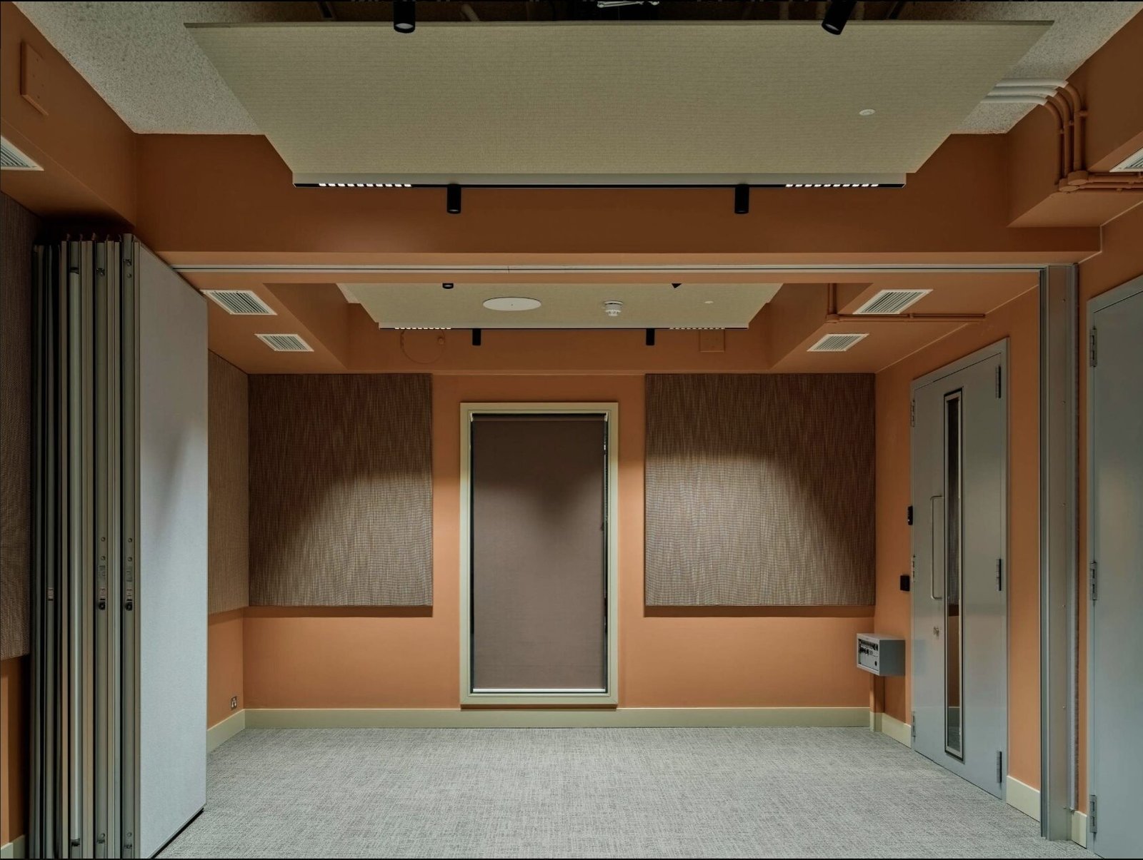 Detalhe de espaço interno renovado com acabamentos contemporâneos