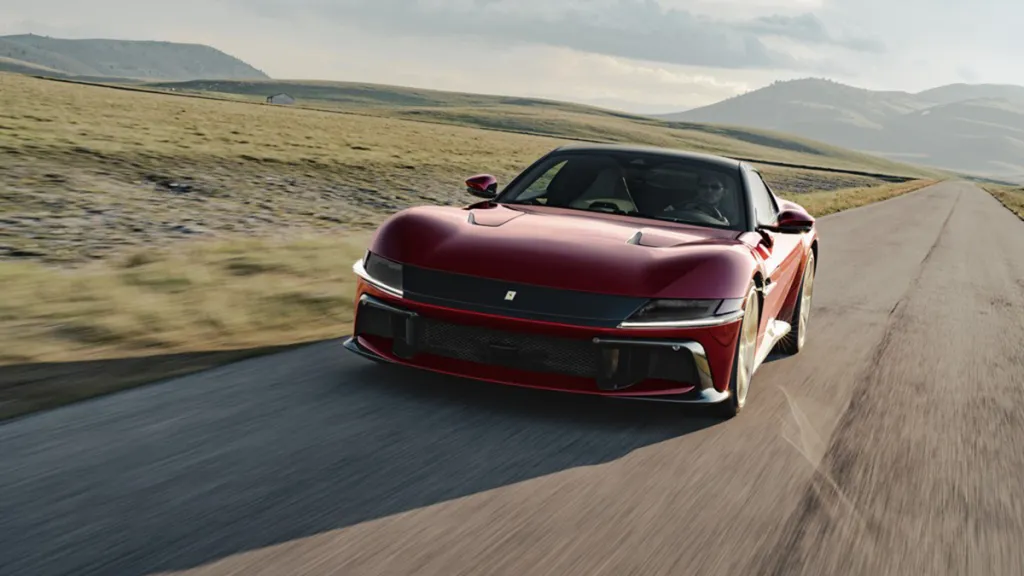 Ferrari 12 Cilindri manual em movimento nas estradas italianas