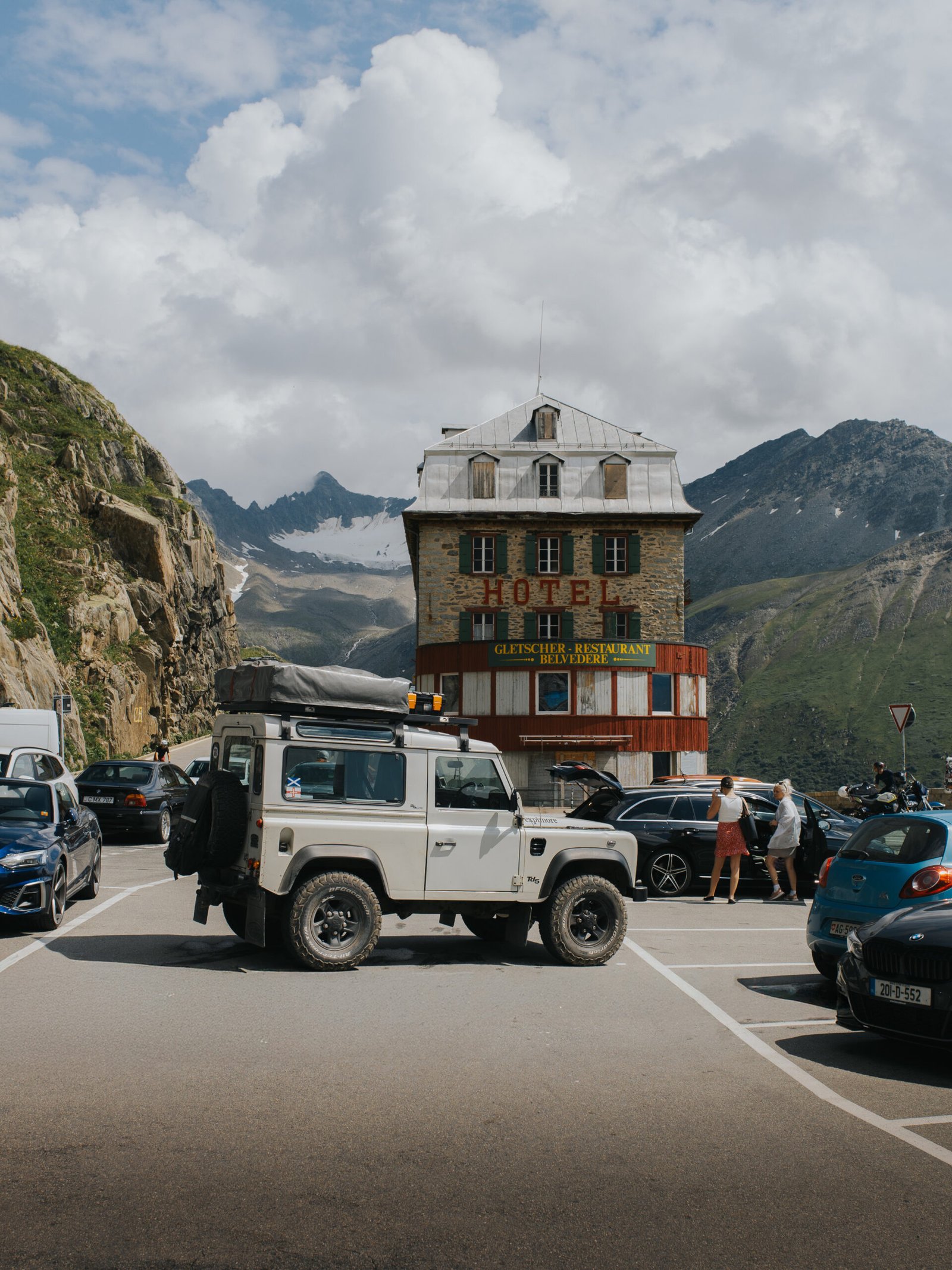 Land Rover Defender em frente ao Hotel-Restaurant Belvédère na Suíça