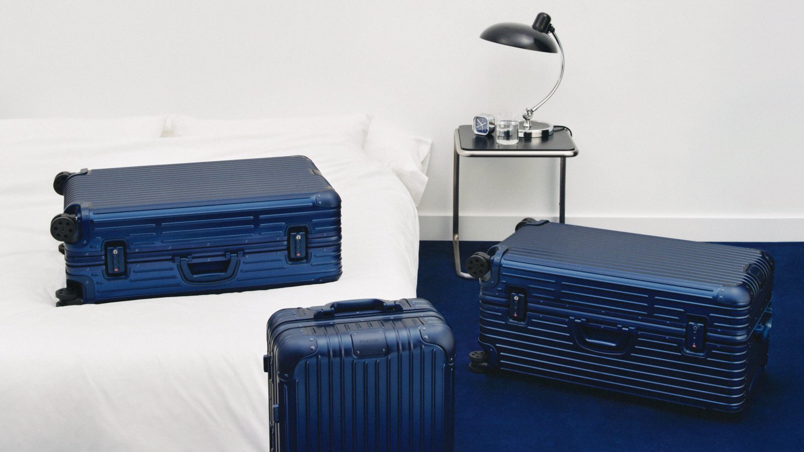Rimowa Original Cabin em Ink Blue com detalhes de hardware