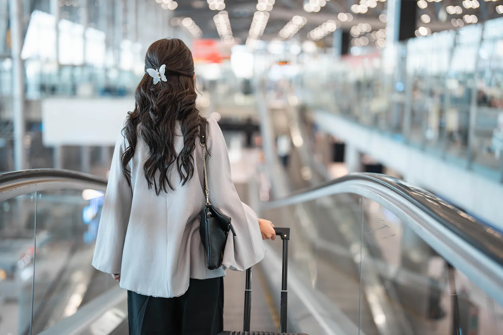 Passageiros com bagagem de mão em fila de embarque em aeroporto europeu