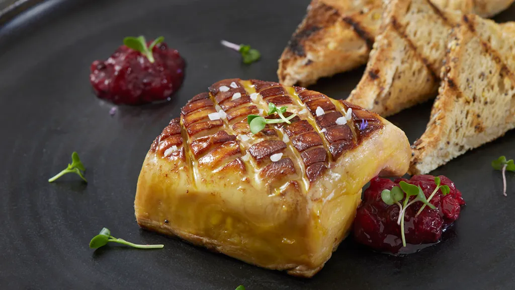 Foie gras servido em prato de porcelana em restaurante fine dining