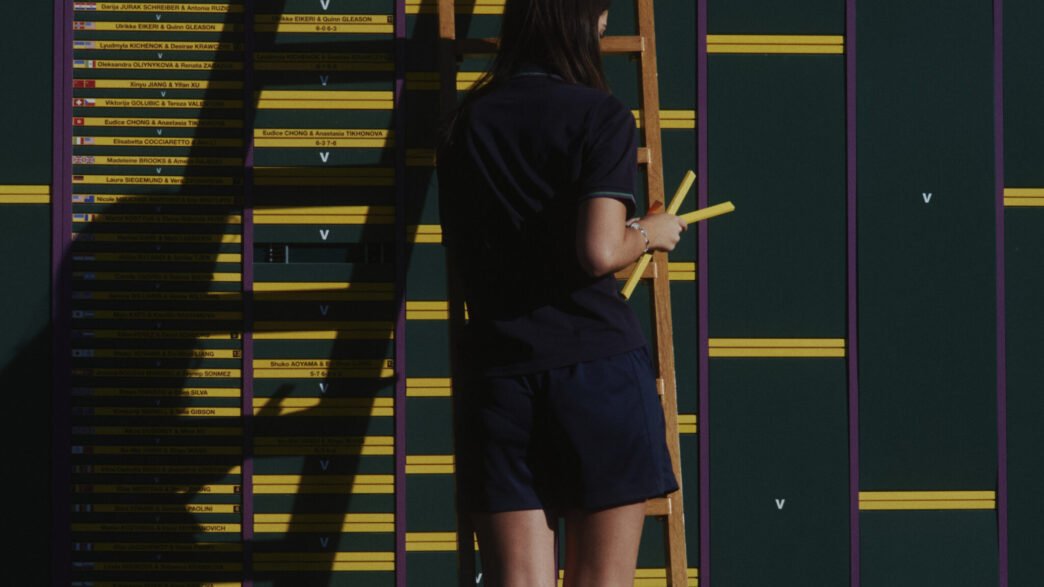 Quadra central de Wimbledon, torneio cujos códigos visuais transcendem o tênis