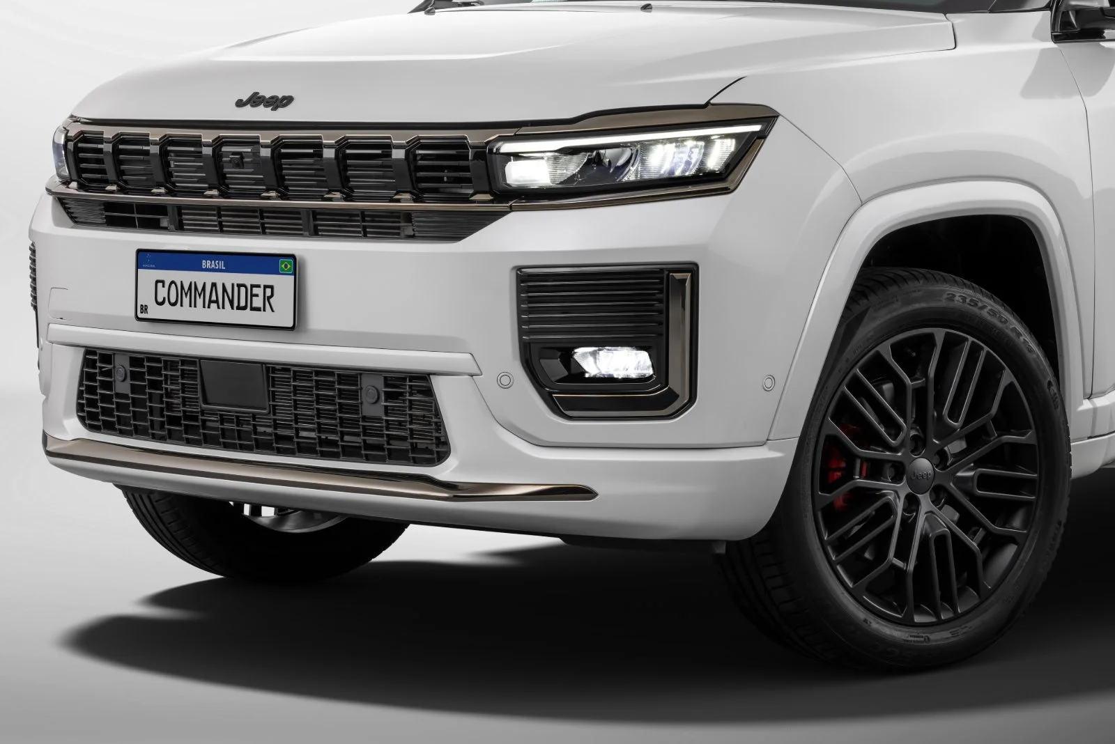 Detalhe da grade e dos faróis de LED do Jeep Commander Blackhawk