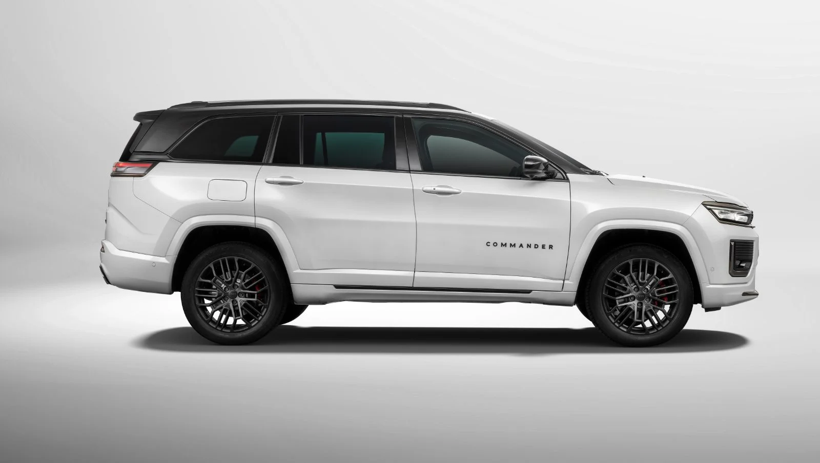 Jeep Commander Blackhawk 2026 visto de perfil