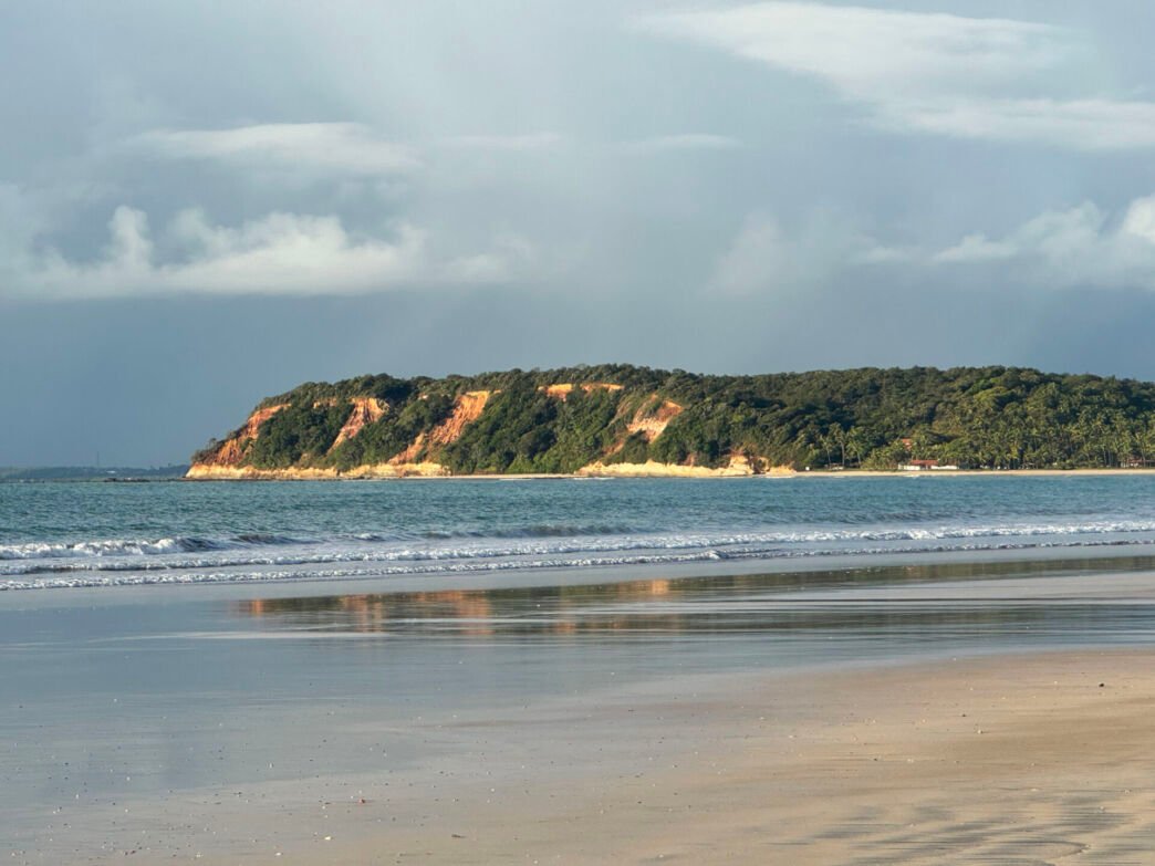 Vista aérea do litoral da Praia dos Morros de Camaragibe, em Alagoas, com piscinas naturais