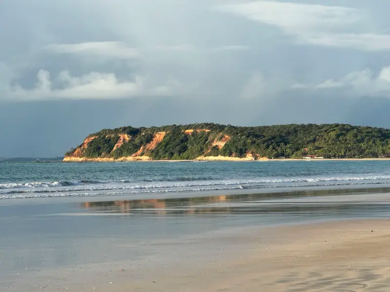 Vista aérea do litoral da Praia dos Morros de Camaragibe, em Alagoas, com piscinas naturais