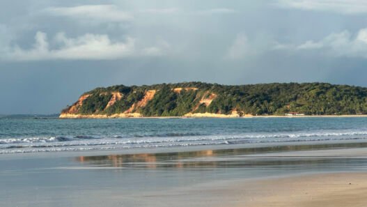 Vista aérea do litoral da Praia dos Morros de Camaragibe, em Alagoas, com piscinas naturais