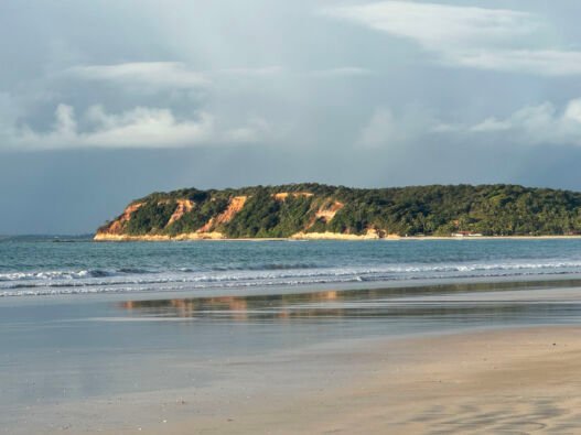 Vista aérea do litoral da Praia dos Morros de Camaragibe, em Alagoas, com piscinas naturais