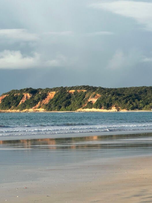 Vista aérea do litoral da Praia dos Morros de Camaragibe, em Alagoas, com piscinas naturais