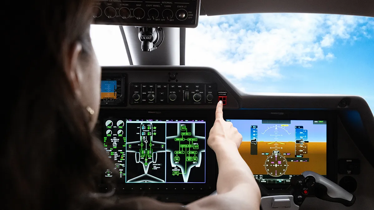 Painel de comando do Embraer Phenom 300EV com aviônica Garmin