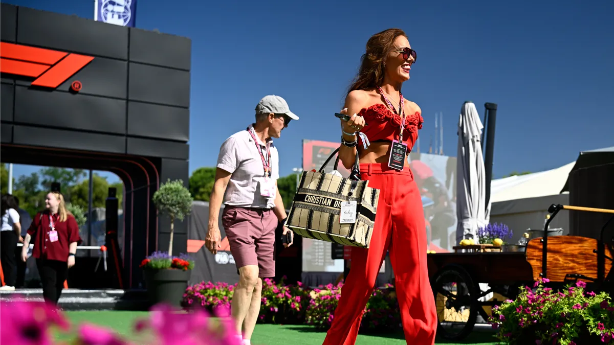 paddock de Fórmula 1 com convidados em ambiente exclusivo