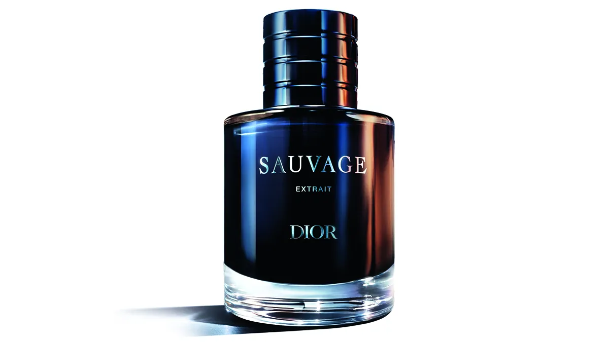 Frasco do perfume Dior Sauvage Extrait sobre fundo neutro