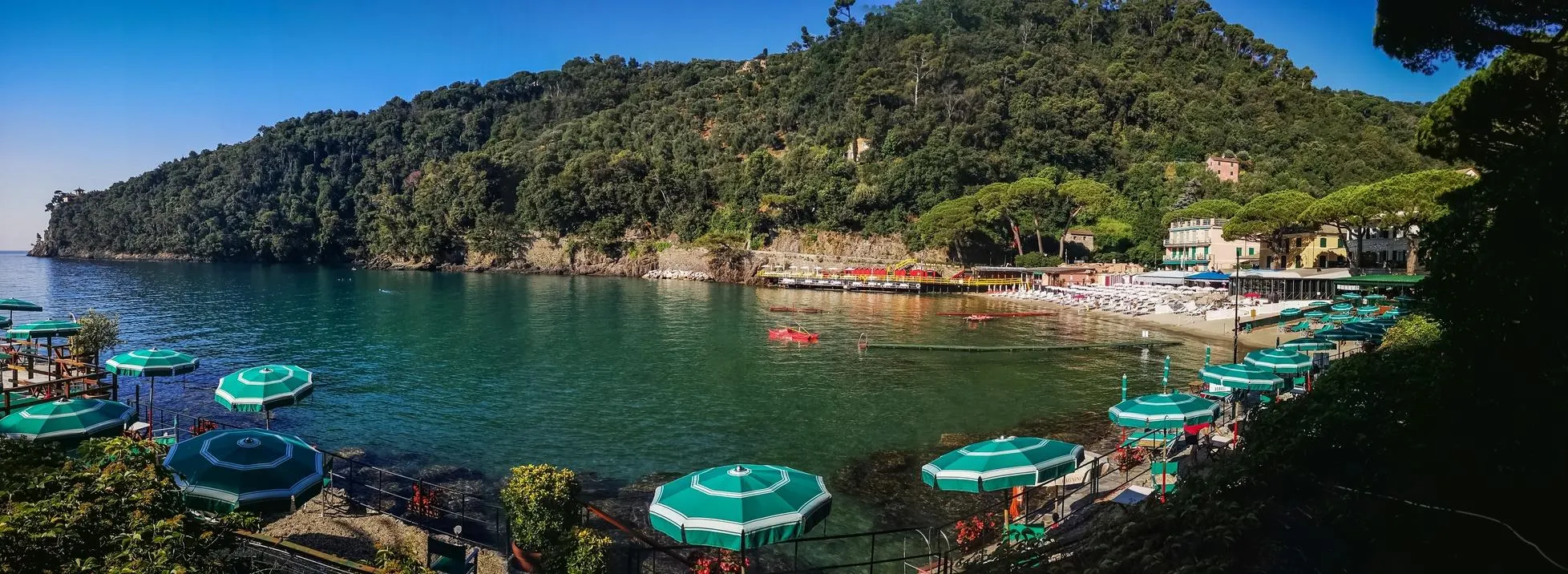 Vista aérea da enseada de areia de Paraggi próxima a Portofino