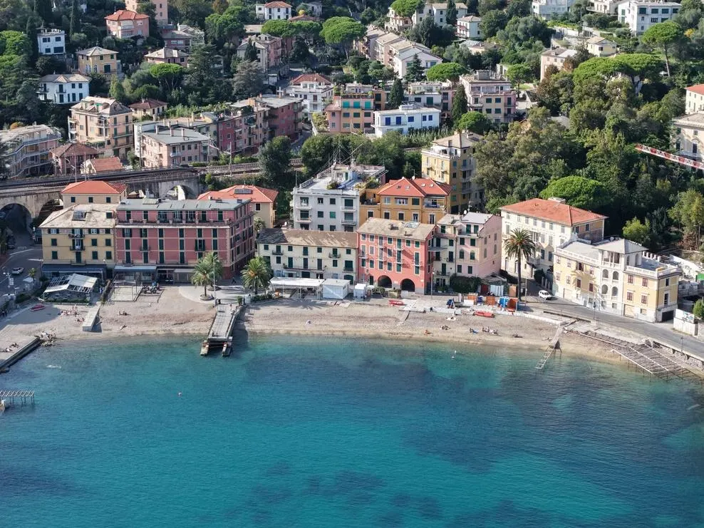 Vista de drone do vilarejo de San Michele di Pagana na Liguria
