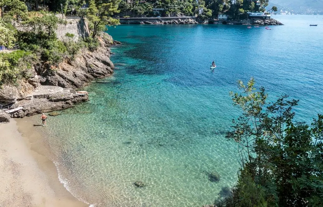 Baía de Paraggi com águas verdes e transparentes em Portofino