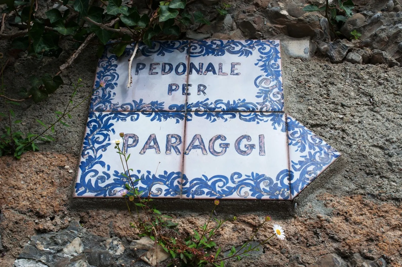 Placa de cerâmica indicando o caminho a pé entre Portofino e Paraggi
