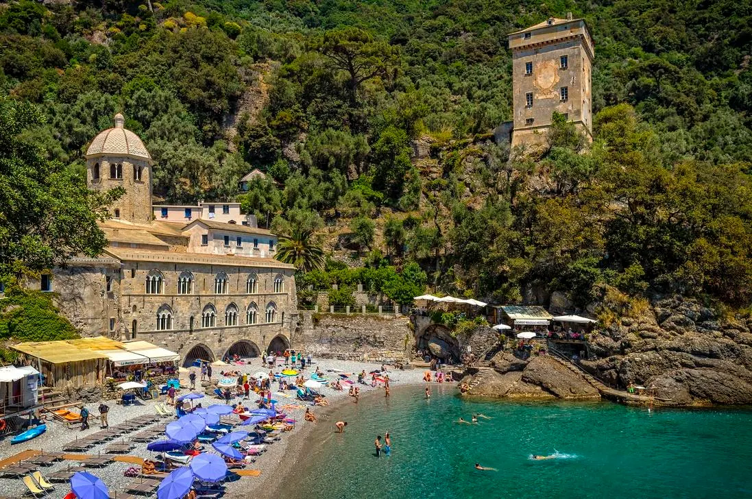 Abadia de San Fruttuoso e fortaleza Doria vistas da praia