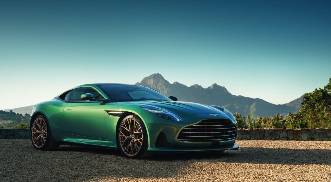Aston Martin DB12 visto de frente com grade redesenhada