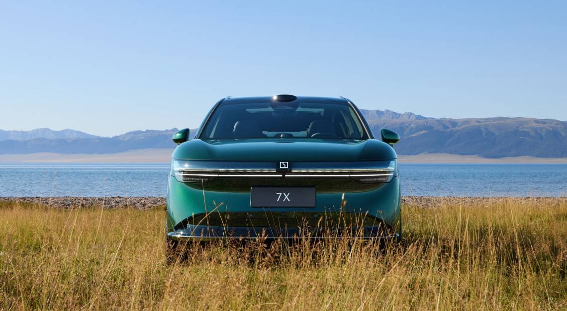 Zeekr 7X visto em ângulo frontal em avaliação da Robb Report