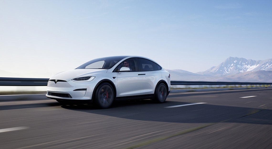 Tesla Model X estacionado em ambiente externo