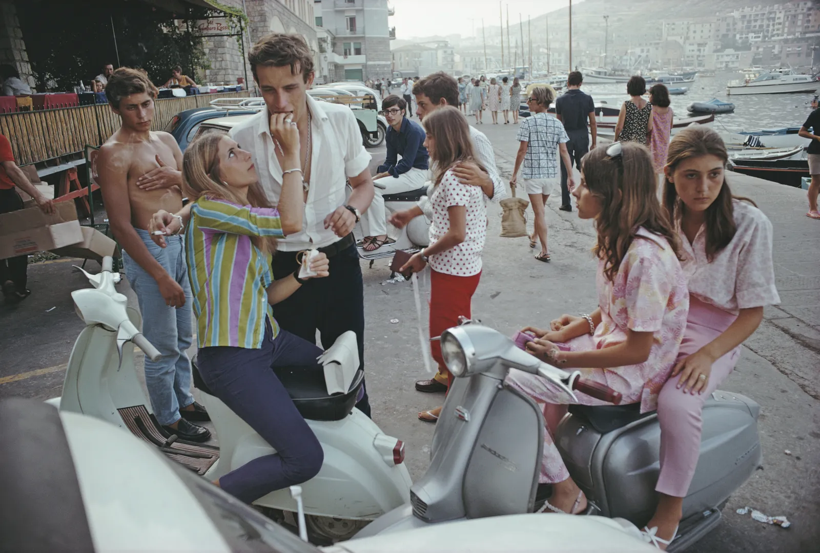 Jovens à beira-mar em Porto Ercole, Toscana, na década de 1960