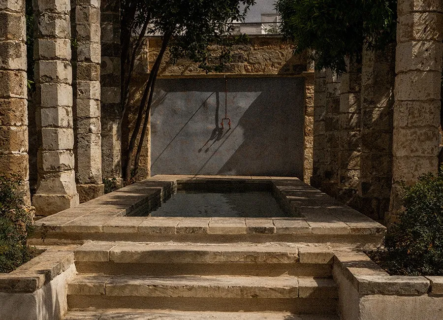 Piscina entre colunatas antigas no Palazzo Edmondo