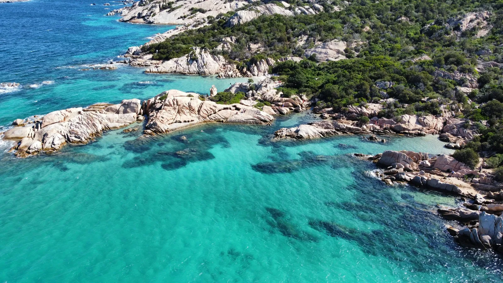 Praia de areia branca em San Teodoro na Sardenha