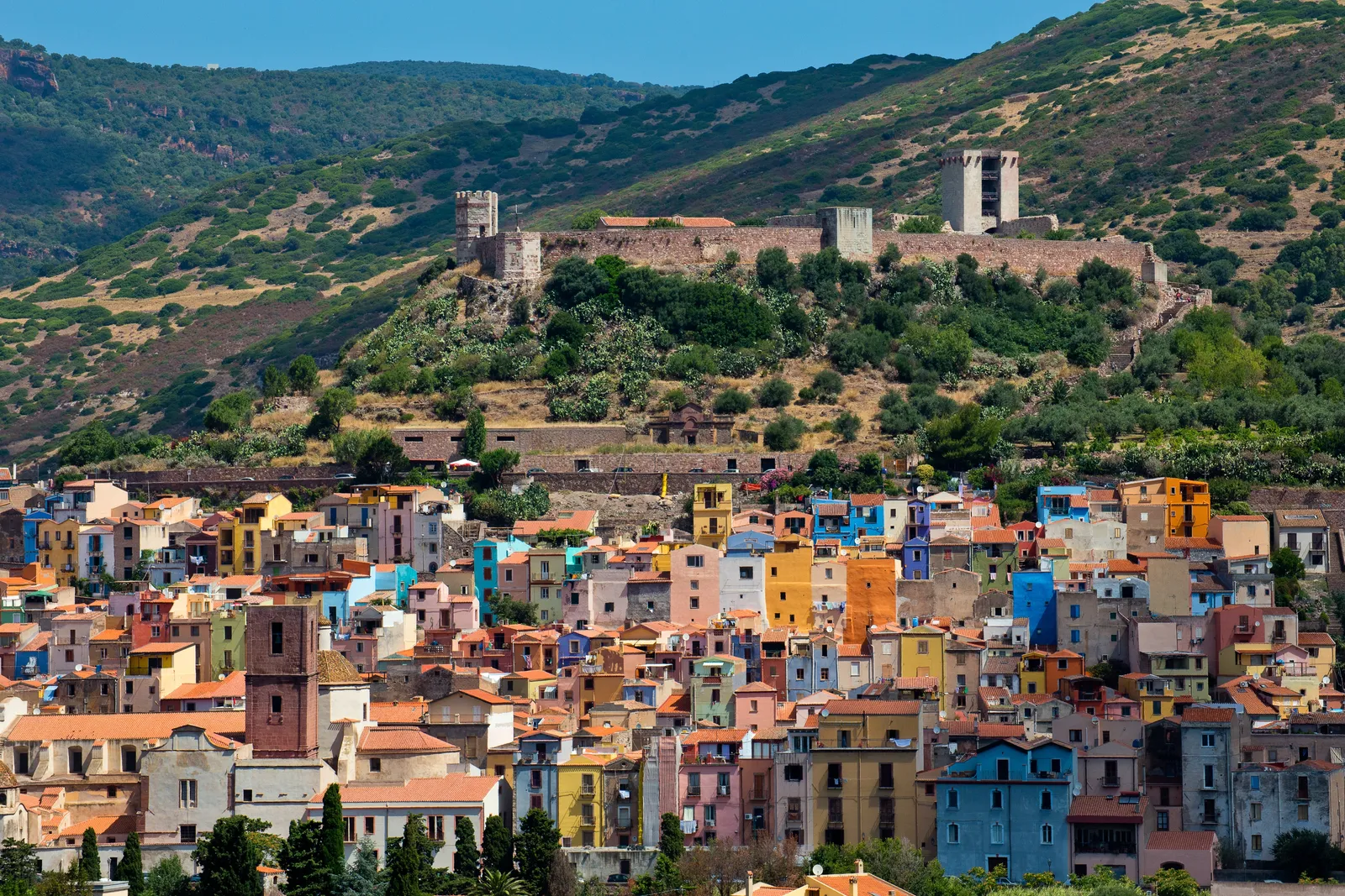 Casas coloridas na colina de Bosa, Sardenha