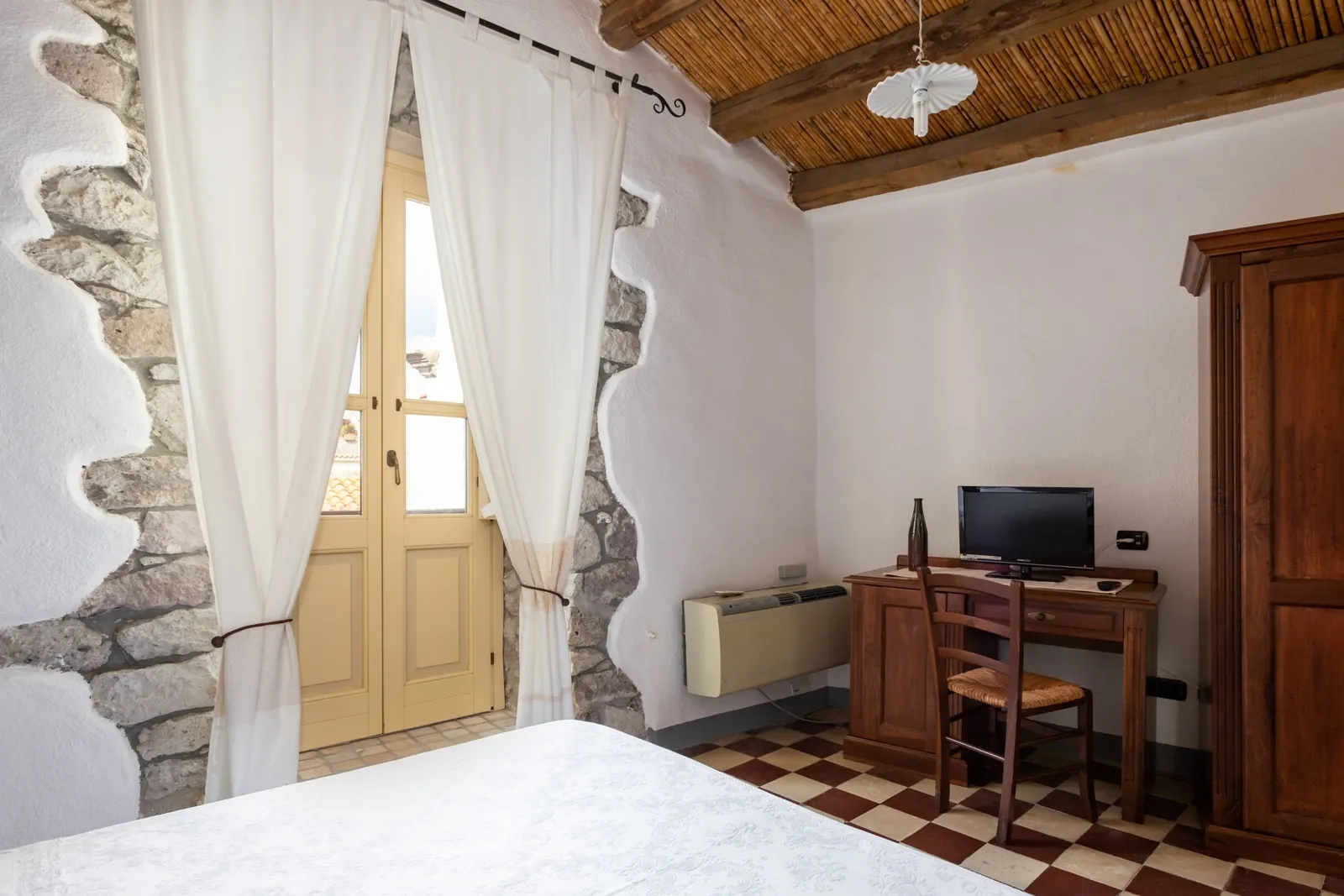 Quarto com terraço e vista para o castelo em Bosa