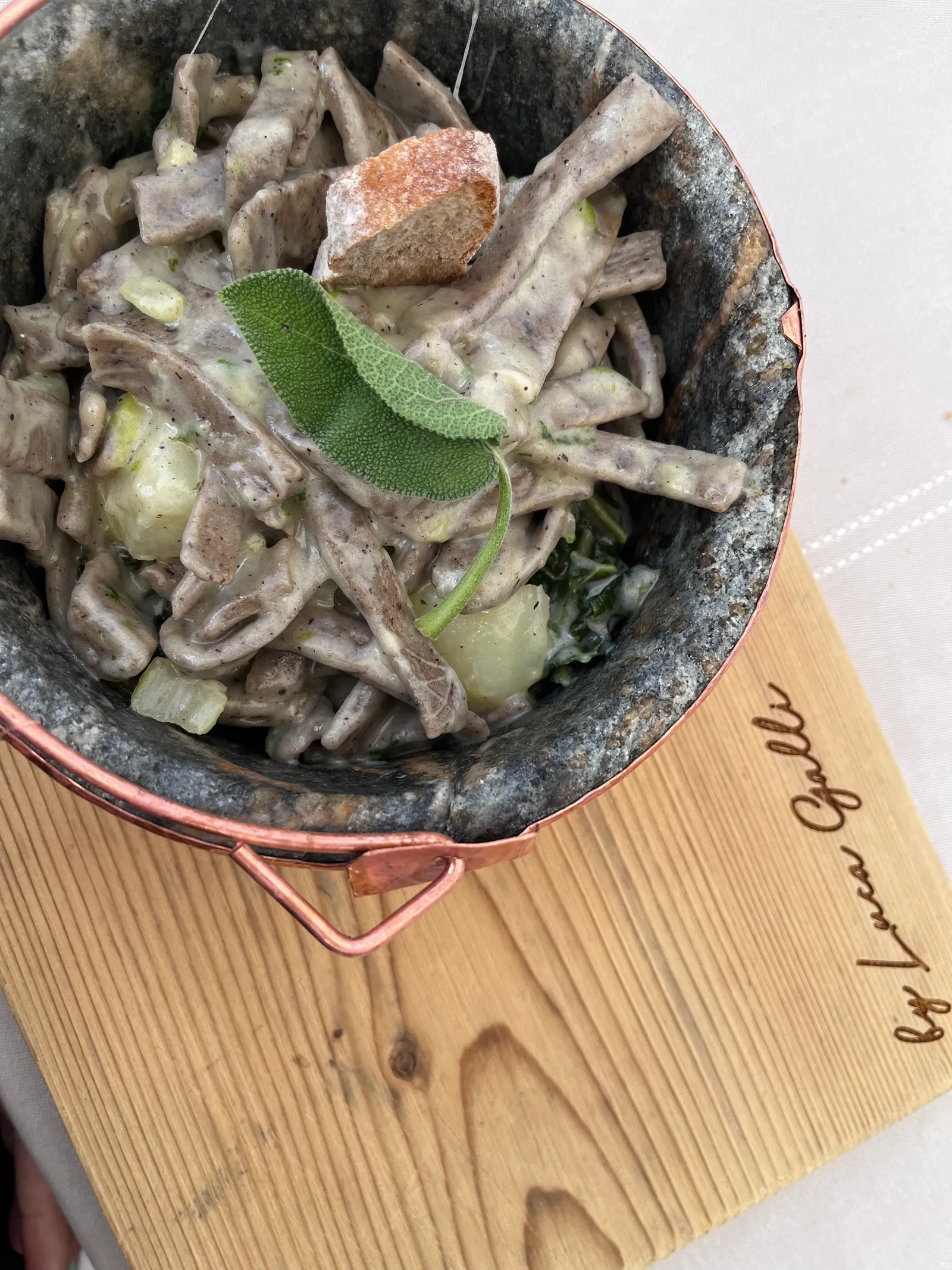 Prato de pizzoccheri servido em restaurante de Livigno