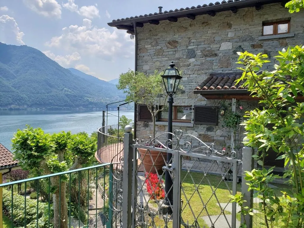 Vista do resort à beira do Lago di Lugano