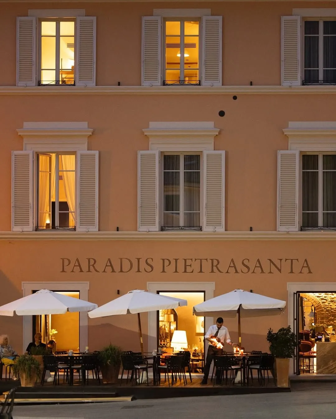 Fachada do Hotel Paradis em Pietrasanta