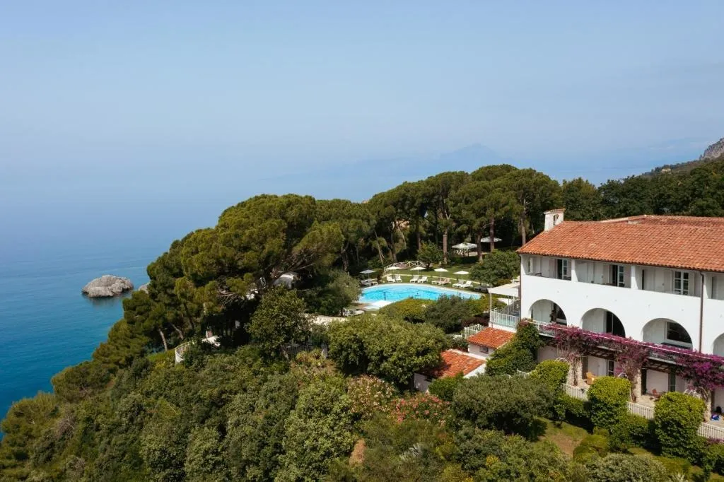 Fachada histórica do Hotel Santavenere em Maratea