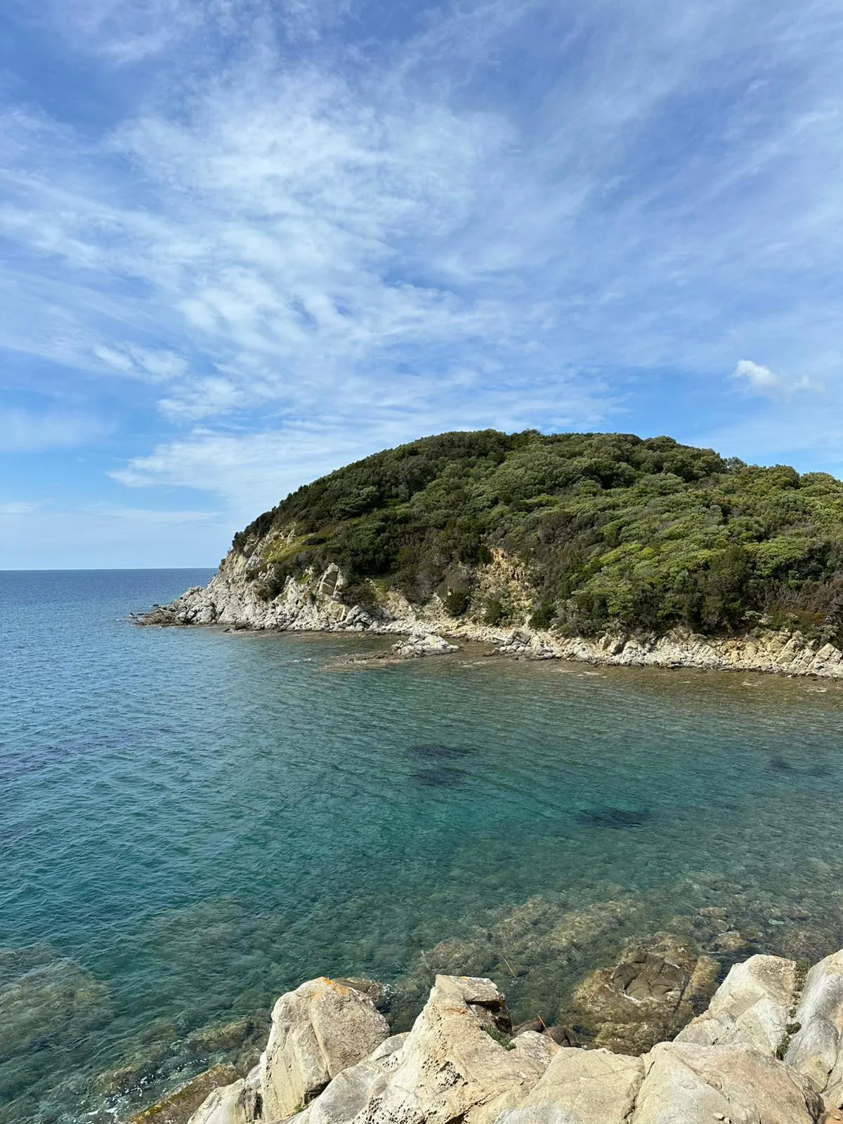 Paisagem costeira de Baratti na Toscana