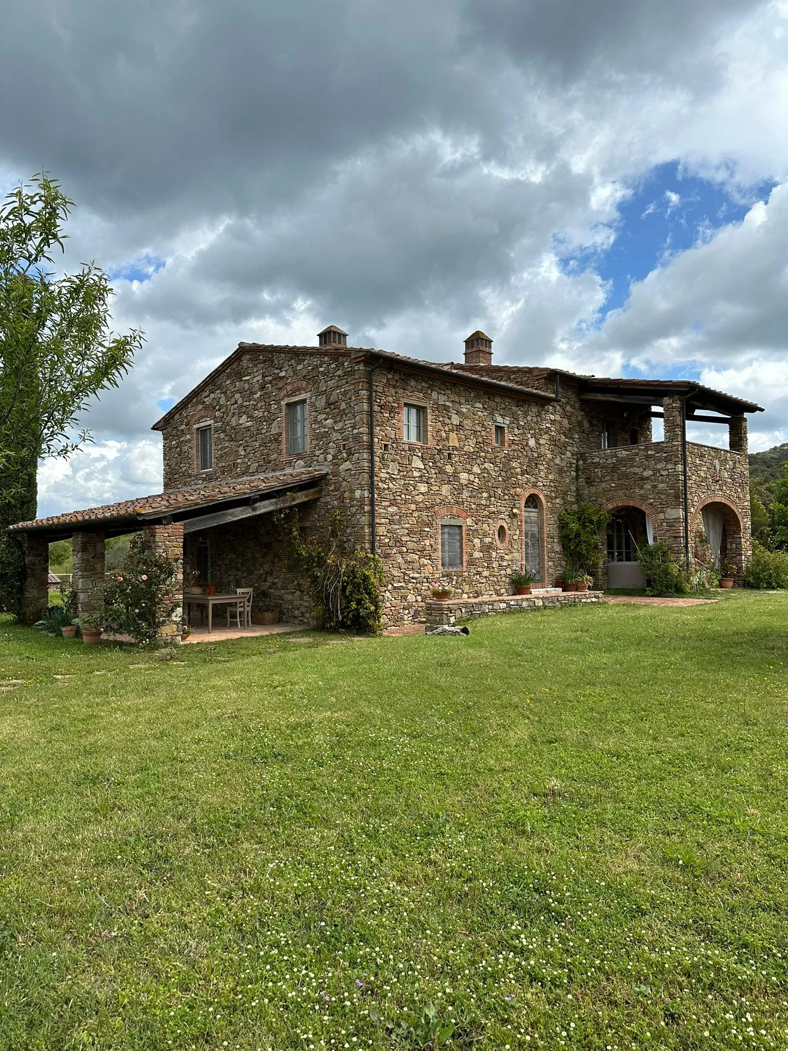 Fachada de casa rural em Le Moraiole, Toscana