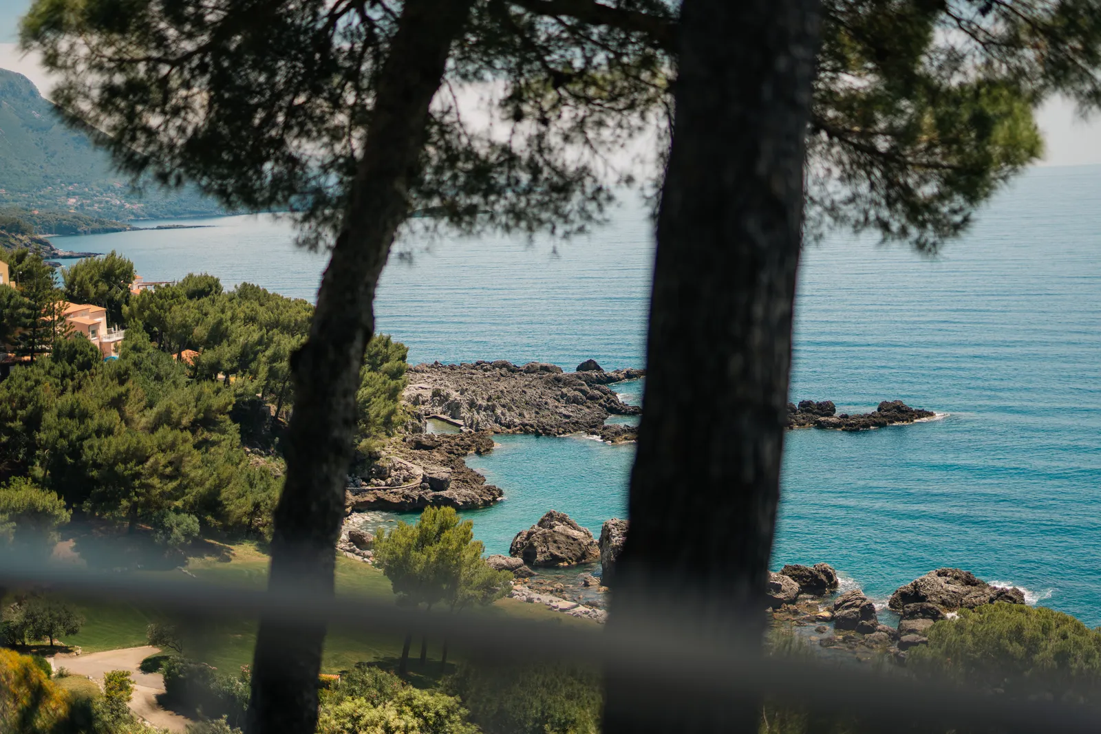 Jardins e vista para o mar no Hotel Santavenere