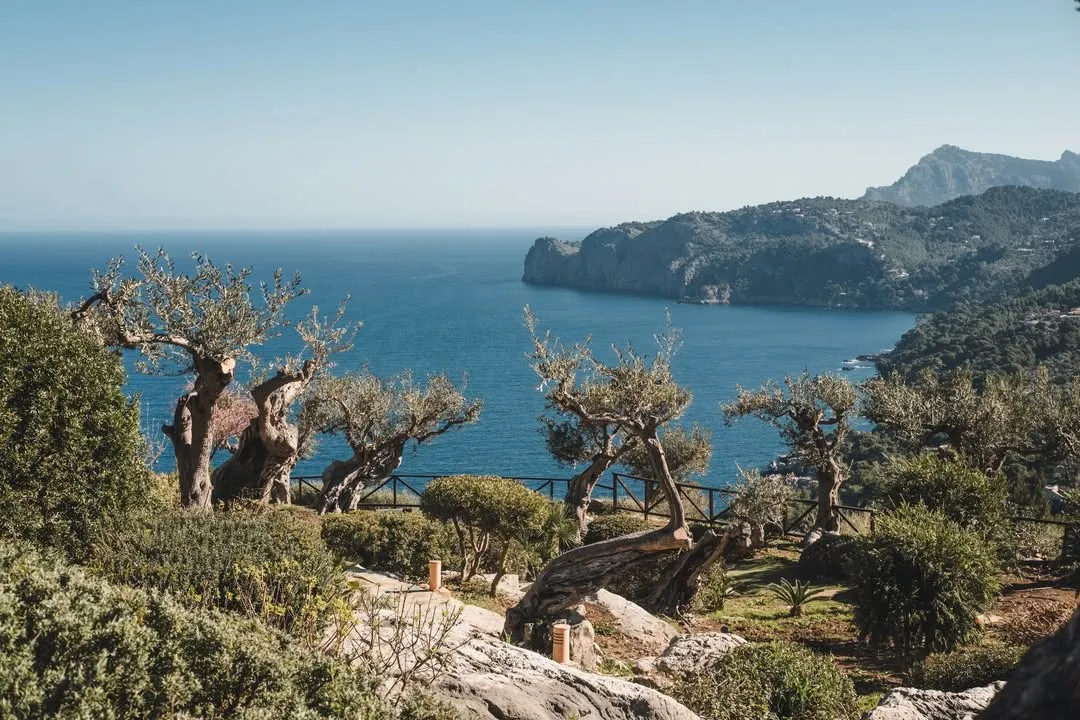 Piscina do Sa Pedrissa com vista para as montanhas de Maiorca