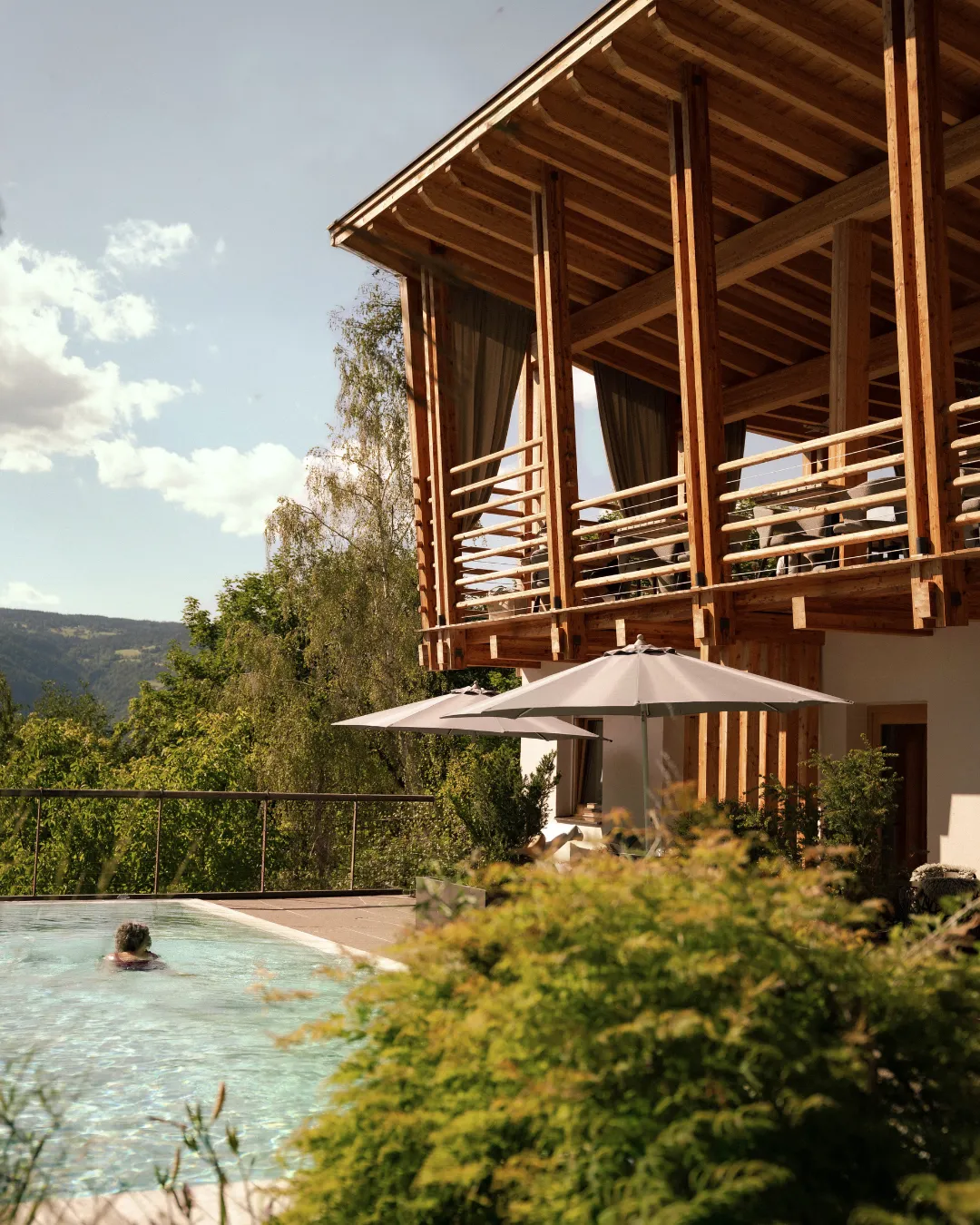 Piscina de borda infinita do Presulis com vista para as Dolomitas